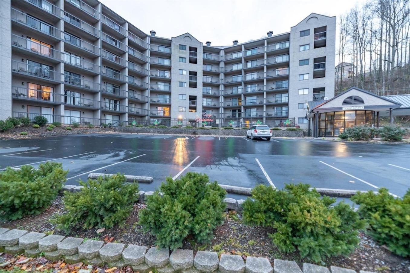 Modern Style, 2 Bed Condo, Pool In Gatlinburg! * Gatlinburg
