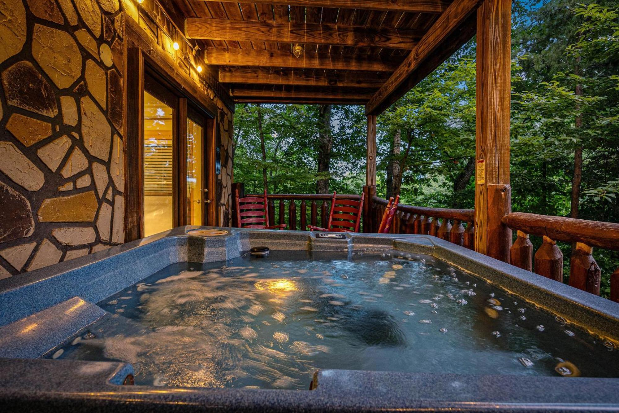Holiday home The Woodshed -peaceful 3 Level Ideally Located With Pool Table, Hot Tub, Wi-fi