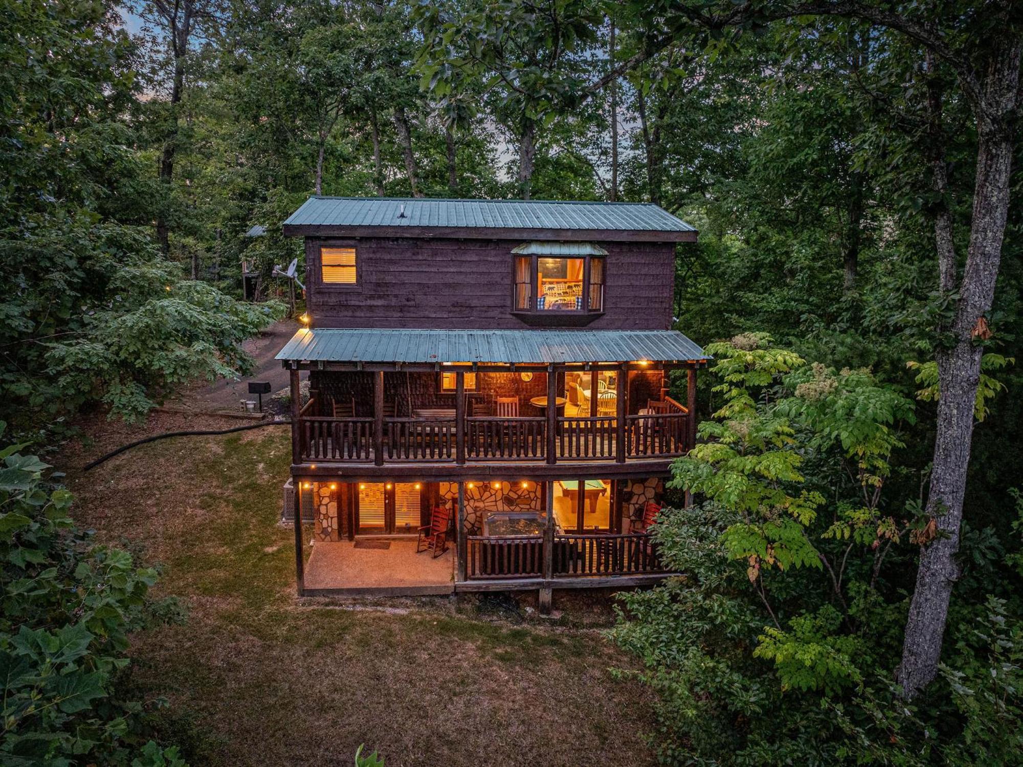 The Woodshed -peaceful 3 Level Ideally Located With Pool Table, Hot Tub, Wi-fi * Gatlinburg