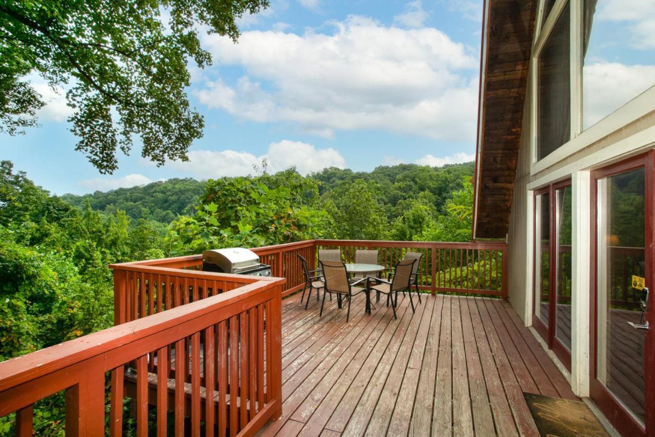 Ridgeview - Games, Hot Tub Fireplace & Pool! Holiday home Gatlinburg