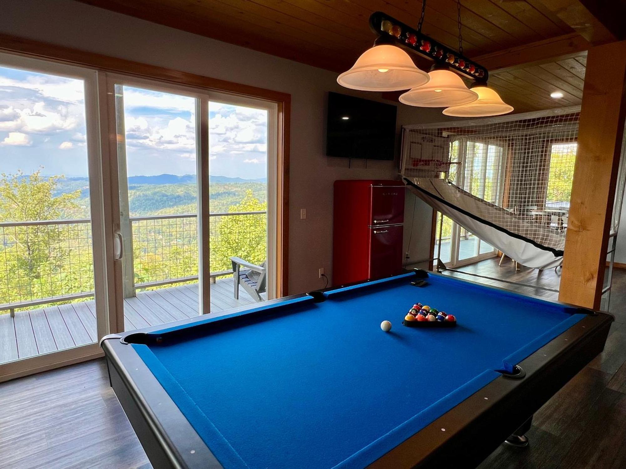 Close Enough To Perfect Luxurious 4 Bedroom With Game & Stunning Views Gatlinburg