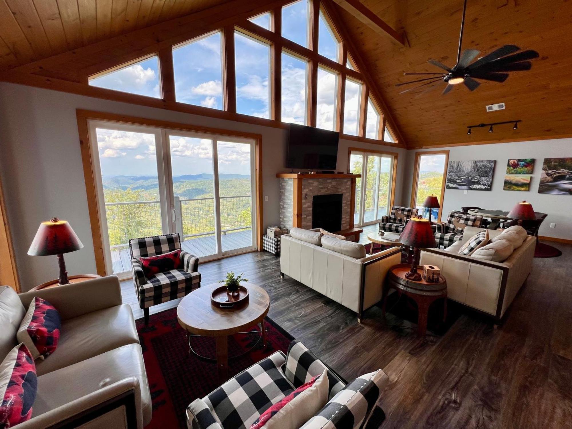 Close Enough To Perfect Luxurious 4 Bedroom With Game & Stunning Views * Gatlinburg