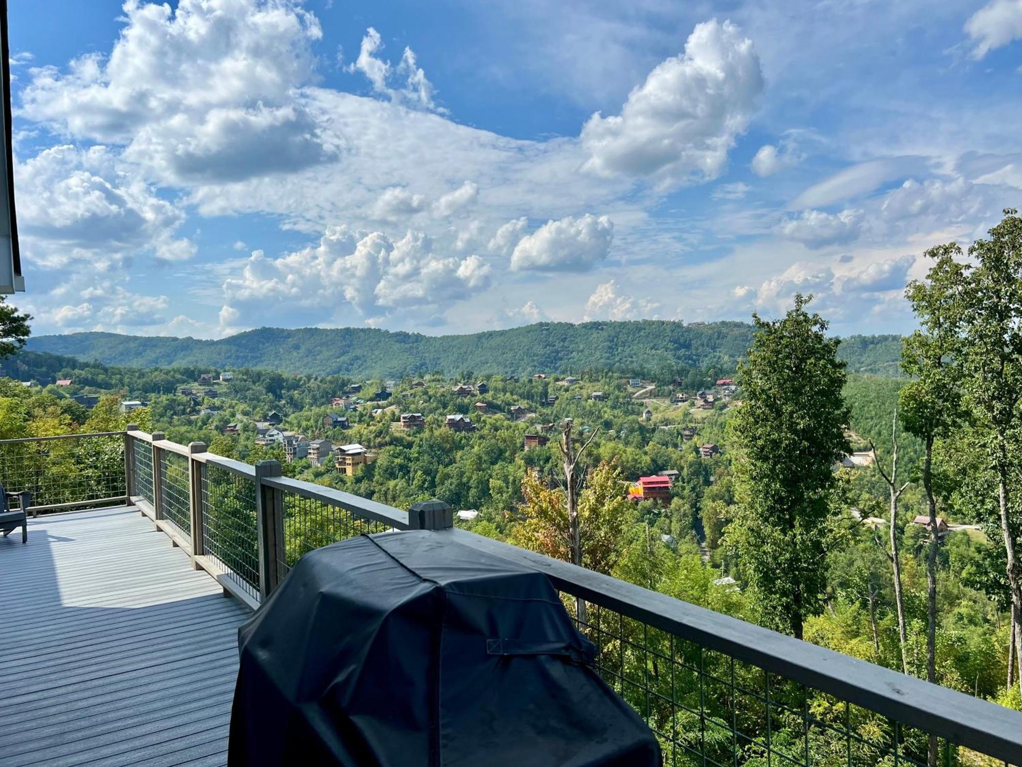 Close Enough To Perfect Luxurious 4 Bedroom With Game & Stunning Views Holiday home Gatlinburg