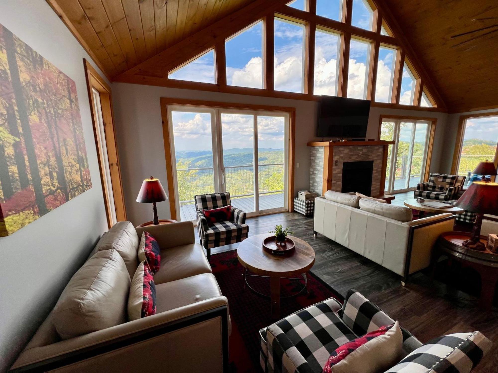 Close Enough To Perfect Luxurious 4 Bedroom With Game & Stunning Views Gatlinburg