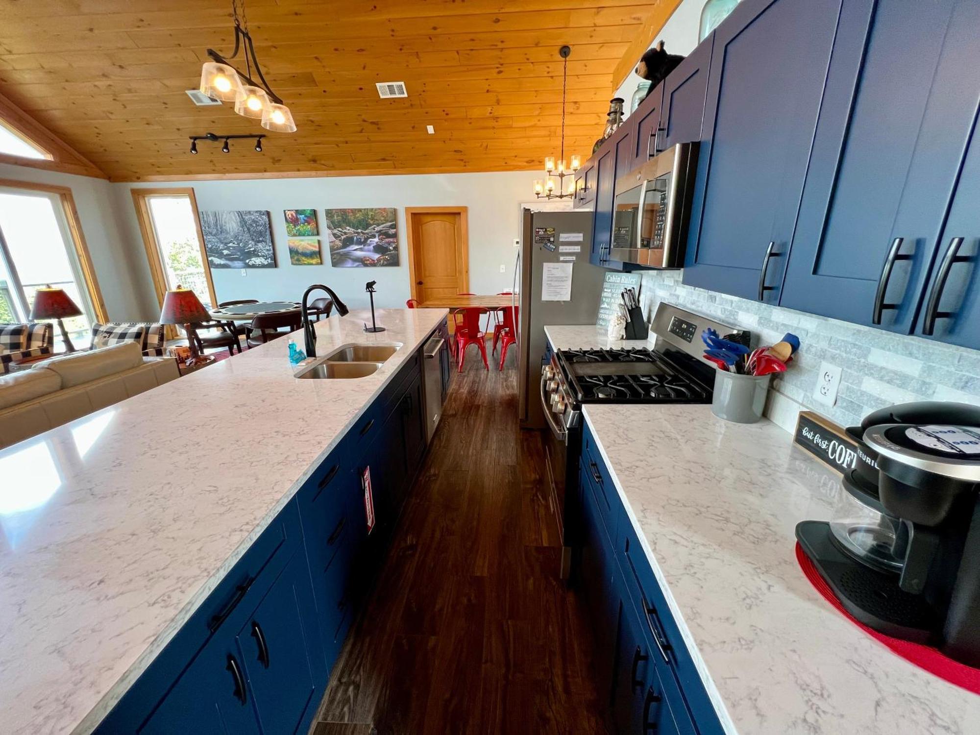 Close Enough To Perfect Luxurious 4 Bedroom With Game & Stunning Views * Gatlinburg