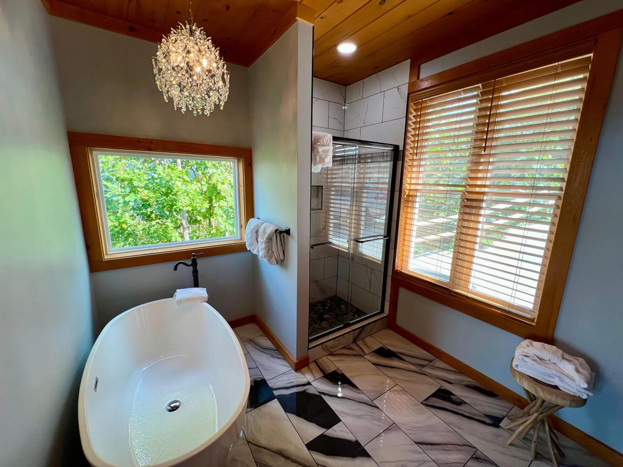 Close Enough To Perfect Luxurious 4 Bedroom With Game & Stunning Views Holiday home *