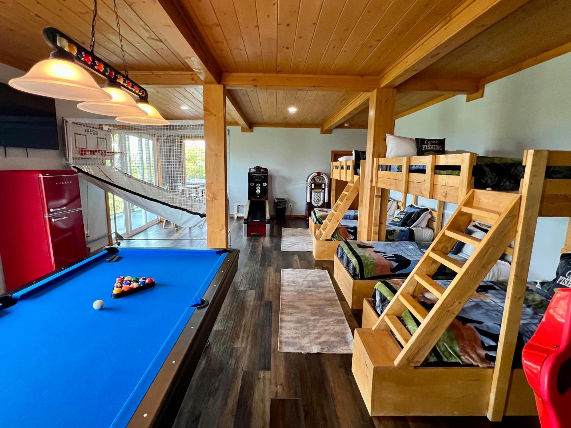 Close Enough To Perfect Luxurious 4 Bedroom With Game & Stunning Views Holiday home Gatlinburg