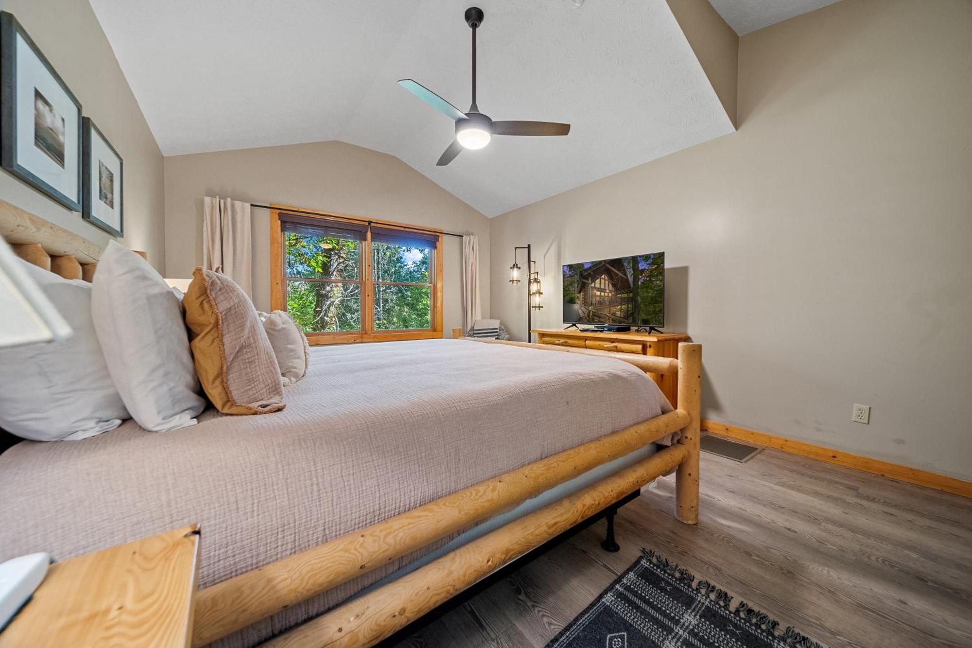 Holiday home Gray Fox Den Theater & Arcade, Hot Tub, Views