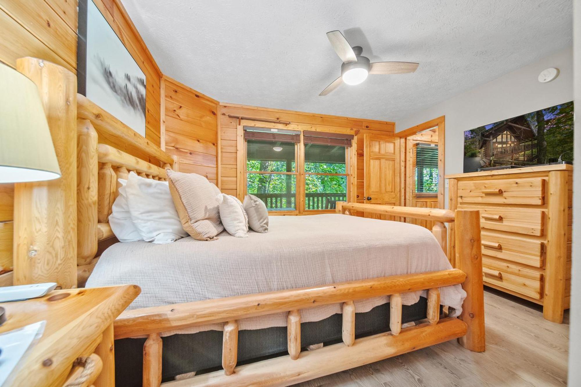 Gray Fox Den Theater & Arcade, Hot Tub, Views *