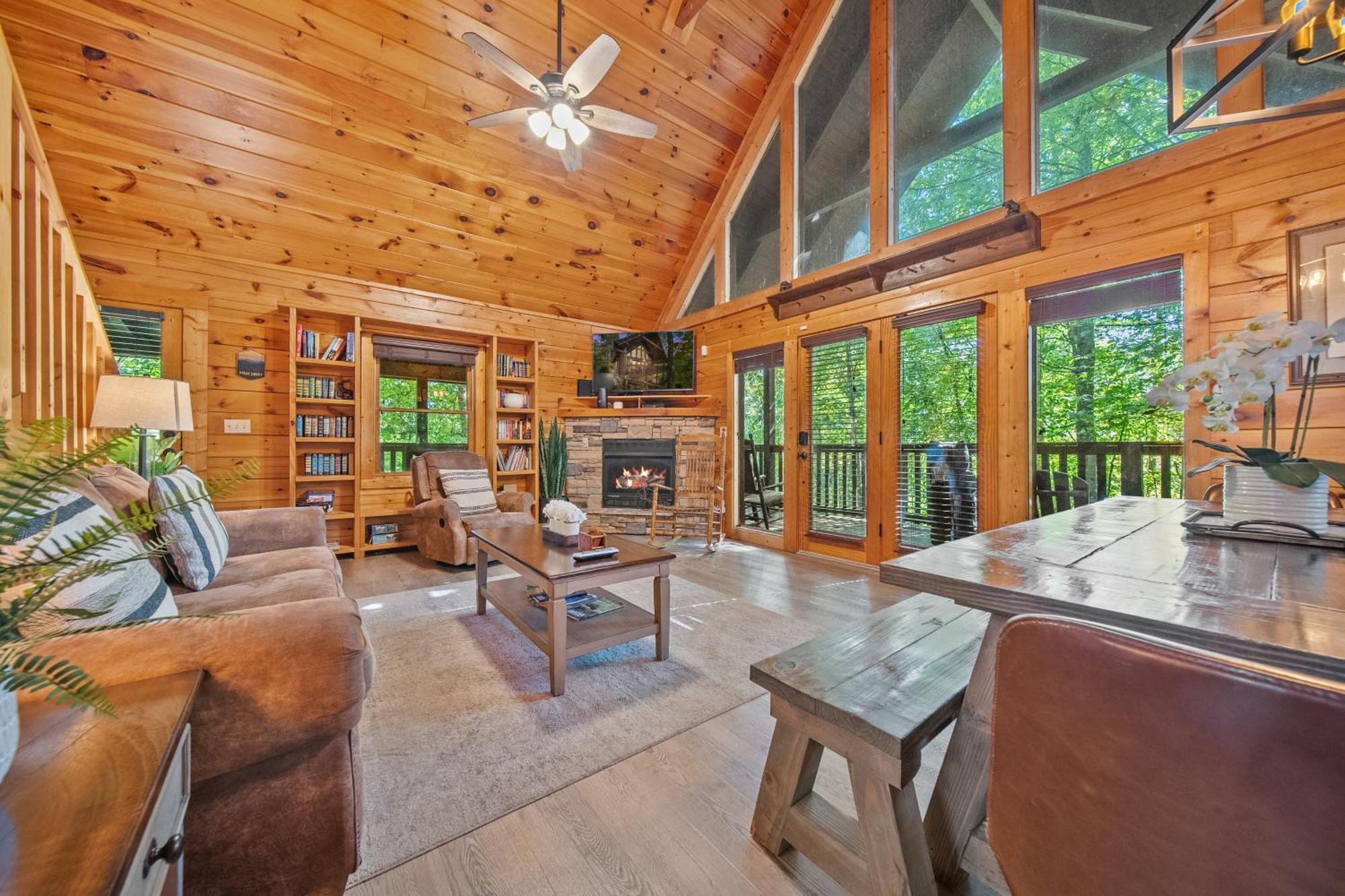 Gray Fox Den Theater & Arcade, Hot Tub, Views Gatlinburg