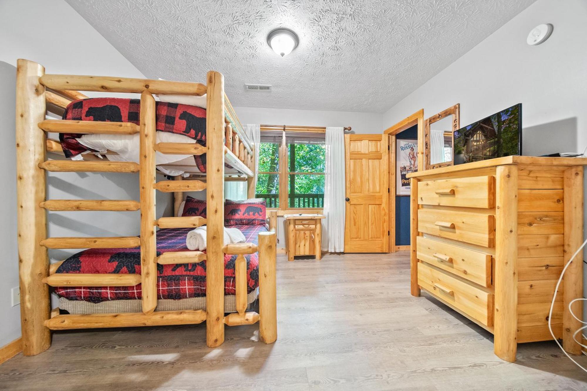 Holiday home Gray Fox Den Theater & Arcade, Hot Tub, Views *