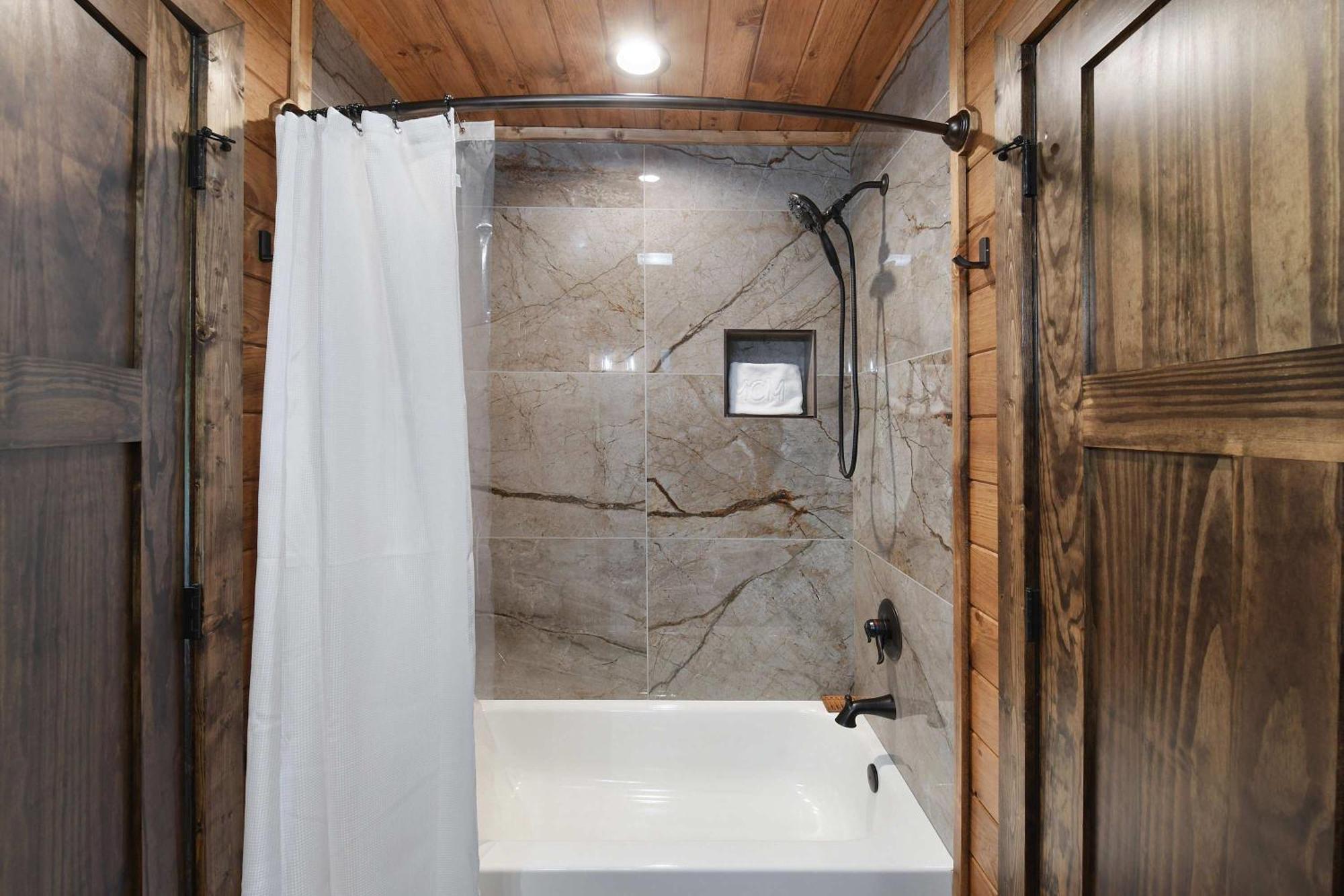 New Luxury - - Mountain View! Holiday home Gatlinburg