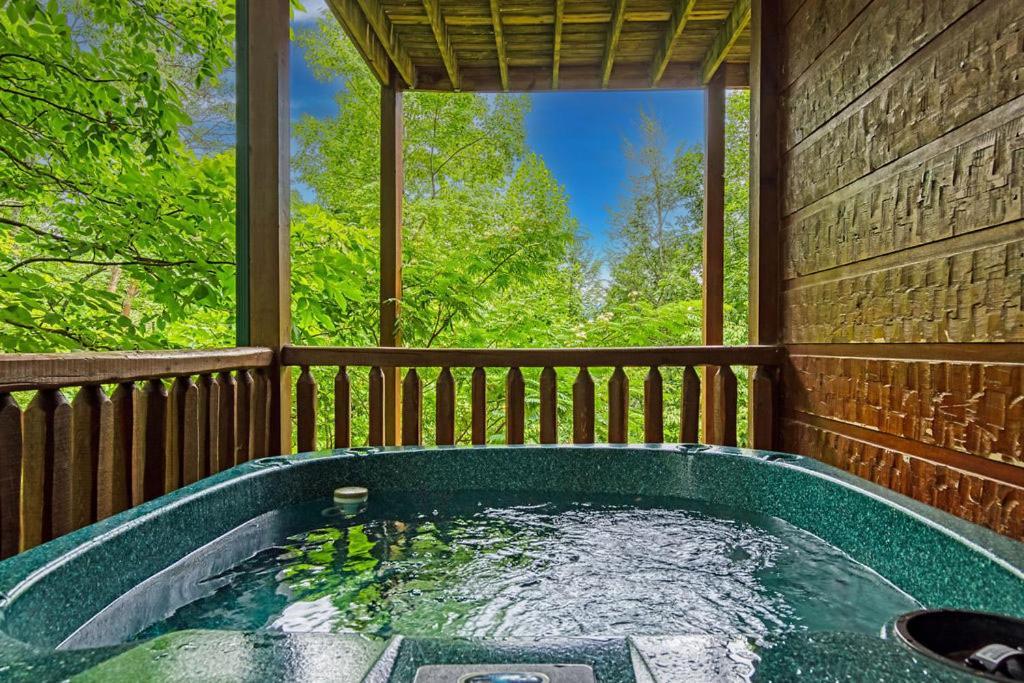 It's 5 O'clock Somewhere Hot Tub, Theater Room,1089 Free Tickets Each Paid Day, Dollywood And Holiday home Gatlinburg