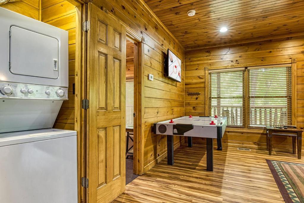 It's 5 O'clock Somewhere Hot Tub, Theater Room,1089 Free Tickets Each Paid Day, Dollywood And *