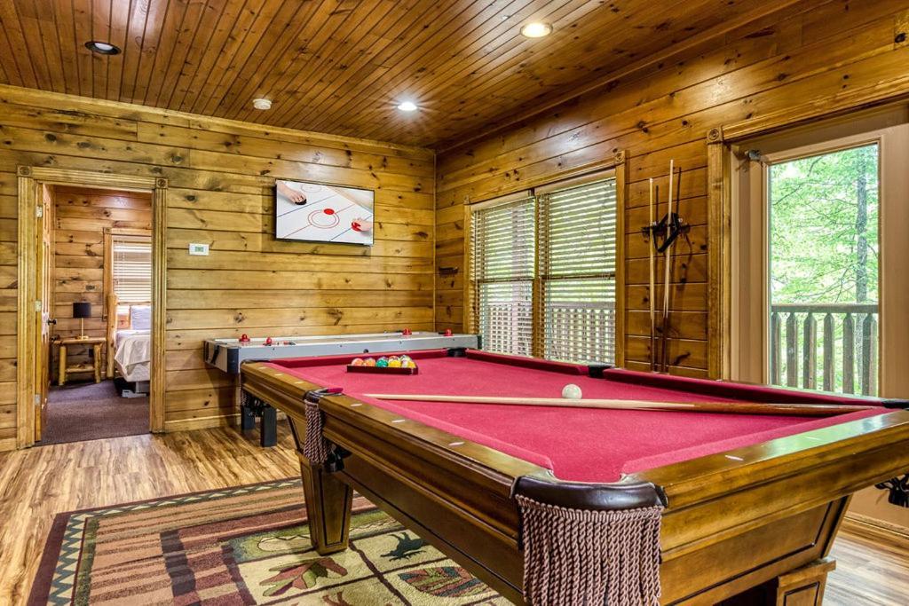 It's 5 O'clock Somewhere Hot Tub, Theater Room,1089 Free Tickets Each Paid Day, Dollywood And Holiday home