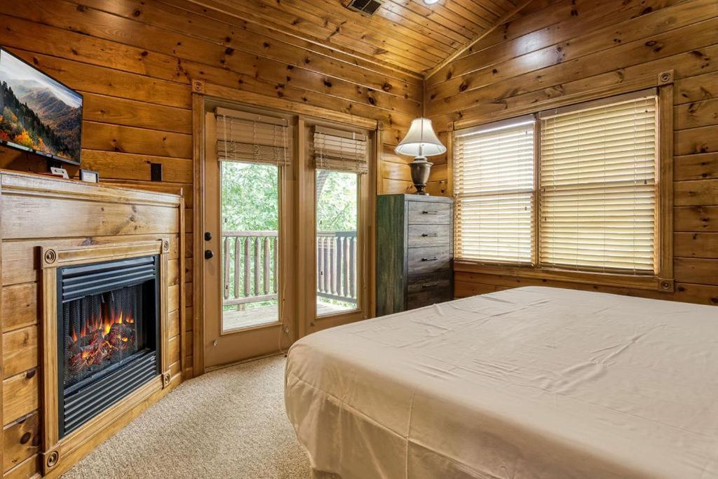 It's 5 O'clock Somewhere Hot Tub, Theater Room,1089 Free Tickets Each Paid Day, Dollywood And Holiday home *