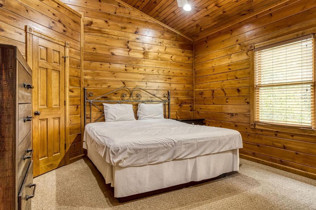 It's 5 O'clock Somewhere Hot Tub, Theater Room,1089 Free Tickets Each Paid Day, Dollywood And *