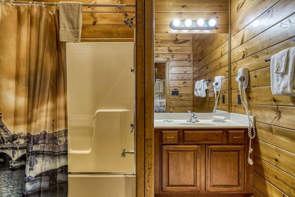 Holiday home It's 5 O'clock Somewhere Hot Tub, Theater Room,1089 Free Tickets Each Paid Day, Dollywood And *
