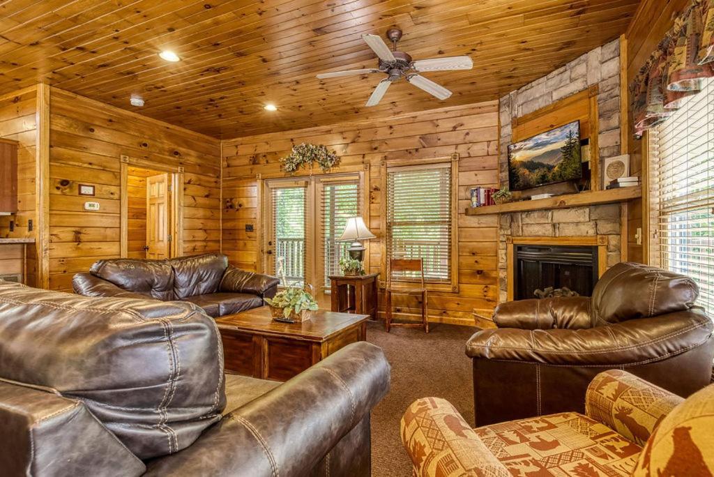 It's 5 O'clock Somewhere Hot Tub, Theater Room,1089 Free Tickets Each Paid Day, Dollywood And Gatlinburg