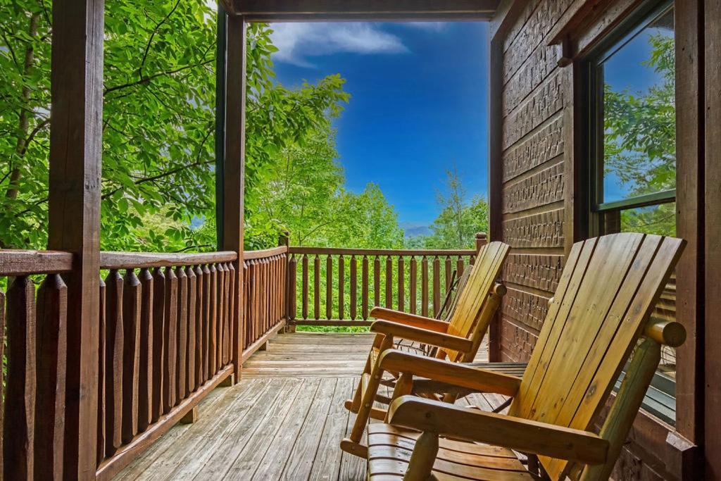 It's 5 O'clock Somewhere Hot Tub, Theater Room,1089 Free Tickets Each Paid Day, Dollywood And Holiday home Gatlinburg