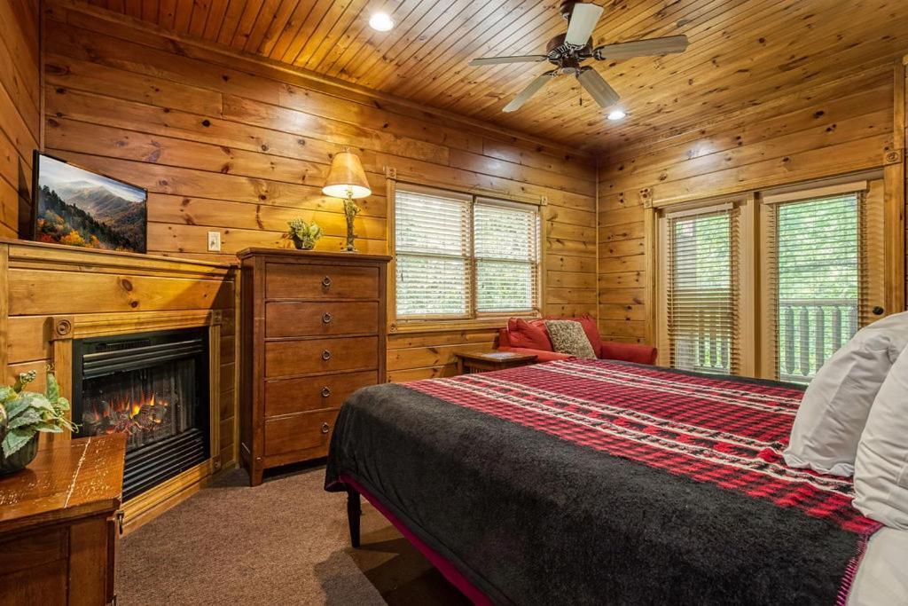 It's 5 O'clock Somewhere Hot Tub, Theater Room,1089 Free Tickets Each Paid Day, Dollywood And Gatlinburg