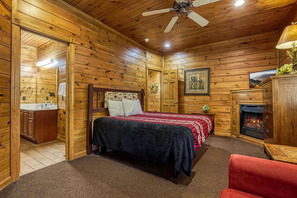 It's 5 O'clock Somewhere Hot Tub, Theater Room,1089 Free Tickets Each Paid Day, Dollywood And Holiday home