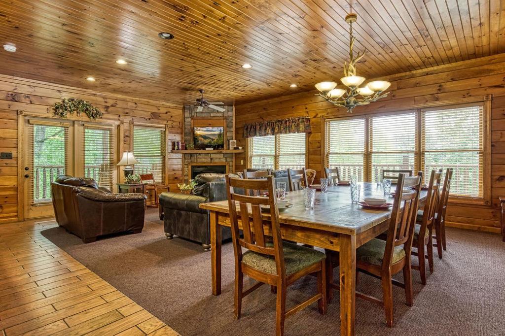 It's 5 O'clock Somewhere Hot Tub, Theater Room,1089 Free Tickets Each Paid Day, Dollywood And Holiday home *
