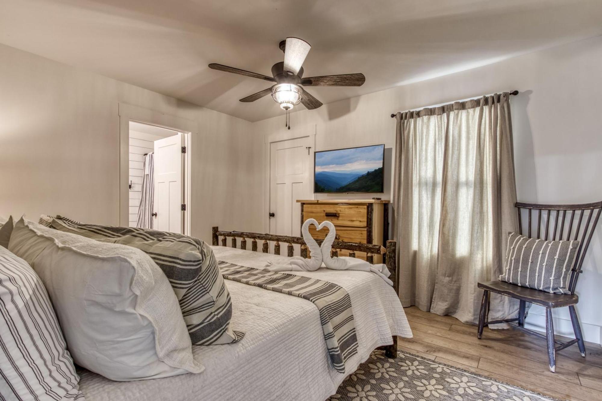 Downtown Prime Location Walk Everywhere In Gatlinburg3bed3bath Sleeps 8 * Gatlinburg