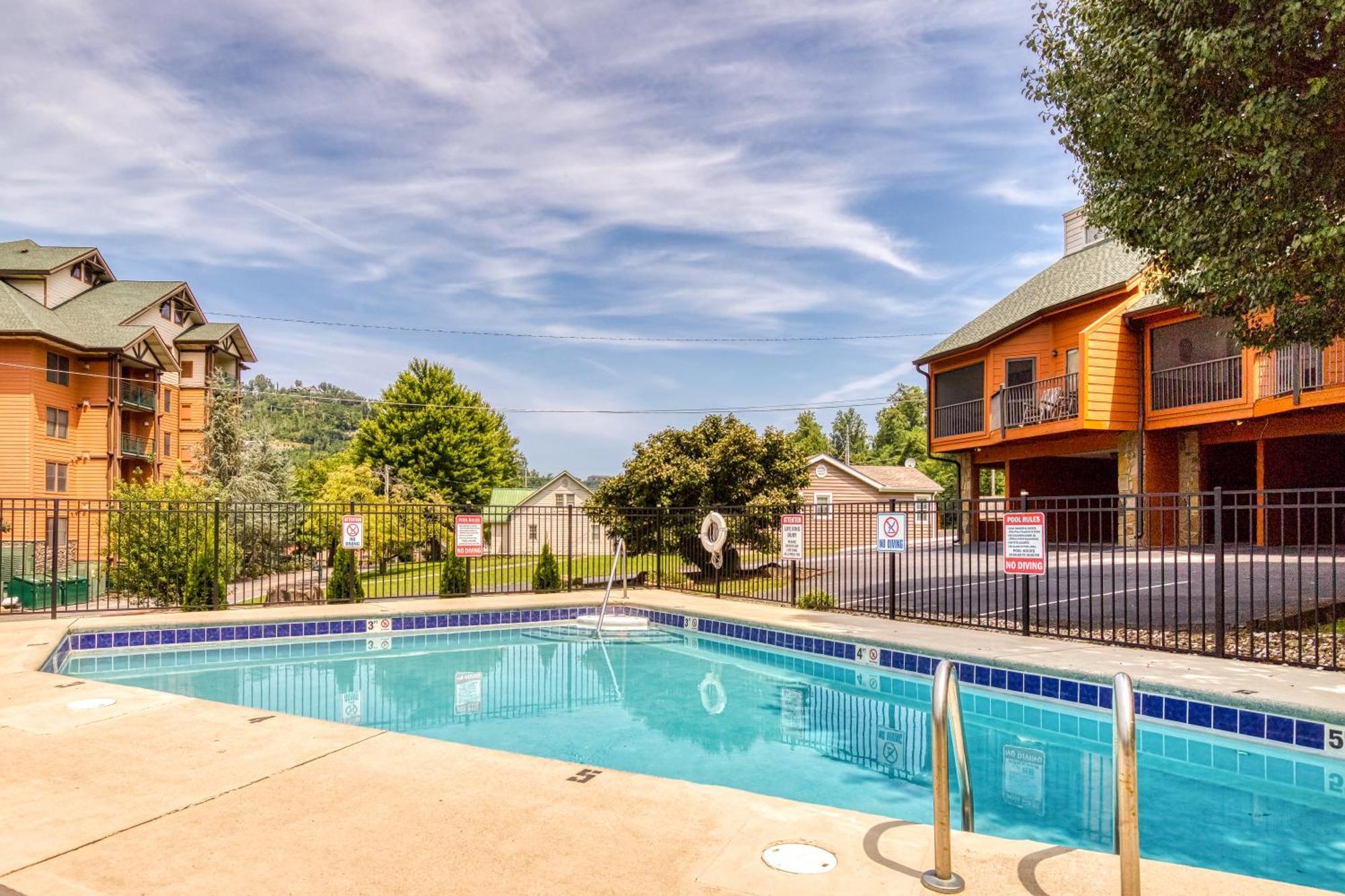 Downtown Prime Location Walk Everywhere In Gatlinburg3bed3bath Sleeps 8 Holiday home *