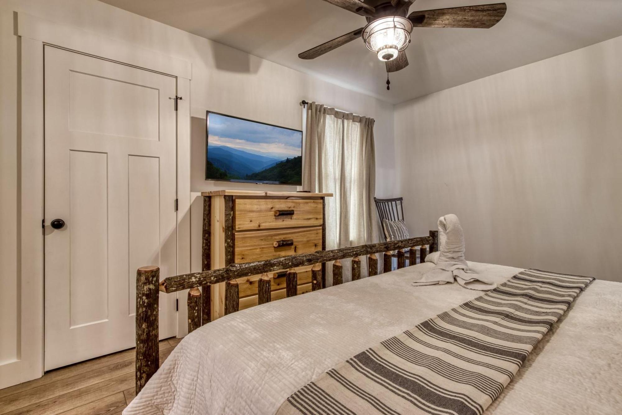 Downtown Prime Location Walk Everywhere In Gatlinburg3bed3bath Sleeps 8 Holiday home Gatlinburg