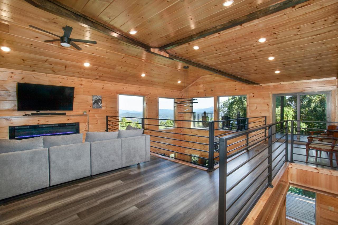 Magnificent View Hot Tub Arcade Games Theater Holiday home