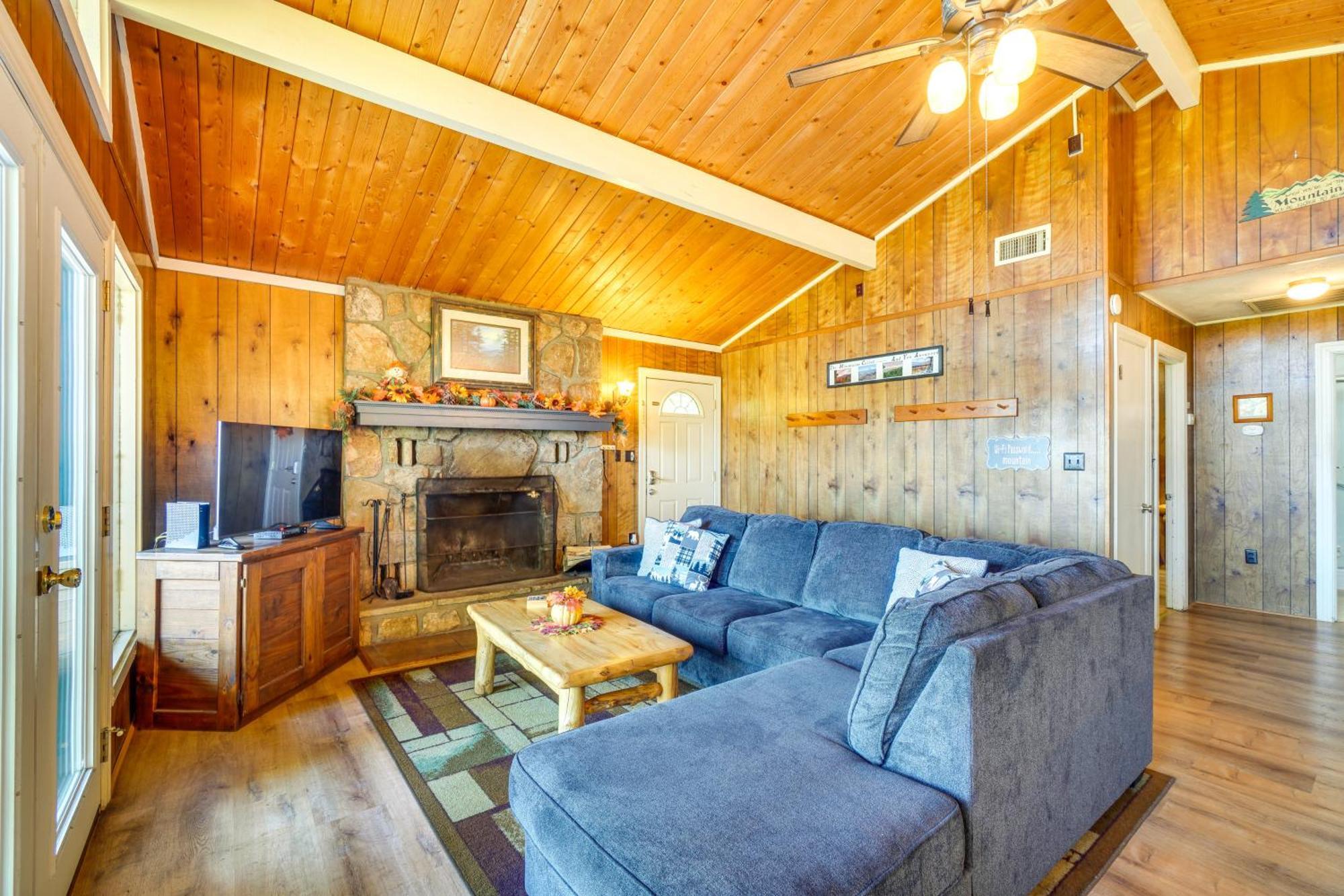 Cozy With Hot Tub And Mountain Views! Holiday home