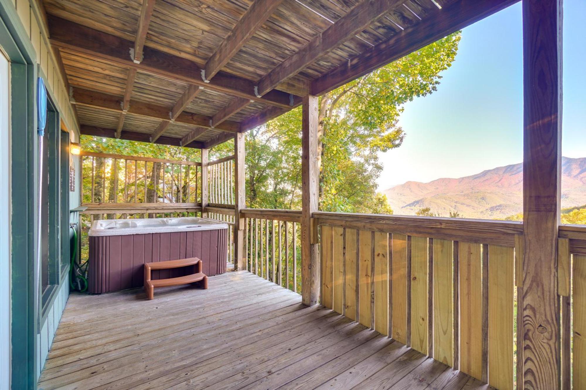 Cozy With Hot Tub And Mountain Views! Holiday home Gatlinburg