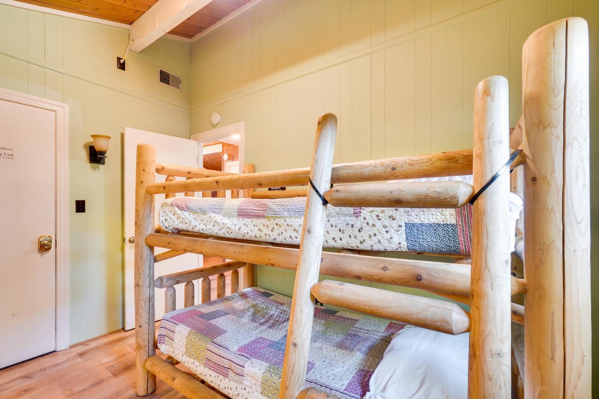 Holiday home Cozy With Hot Tub And Mountain Views! Gatlinburg