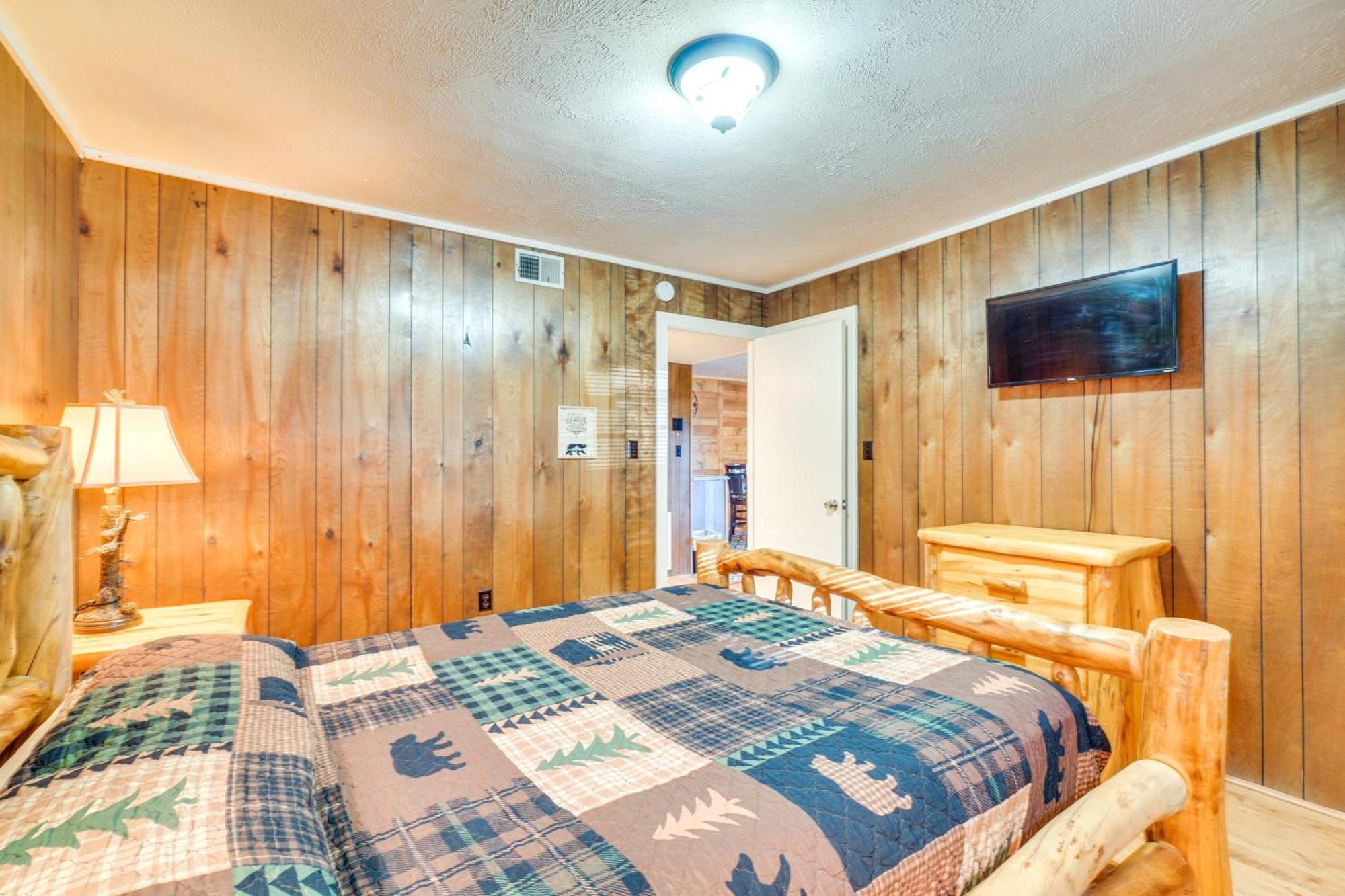 Cozy With Hot Tub And Mountain Views! * Gatlinburg