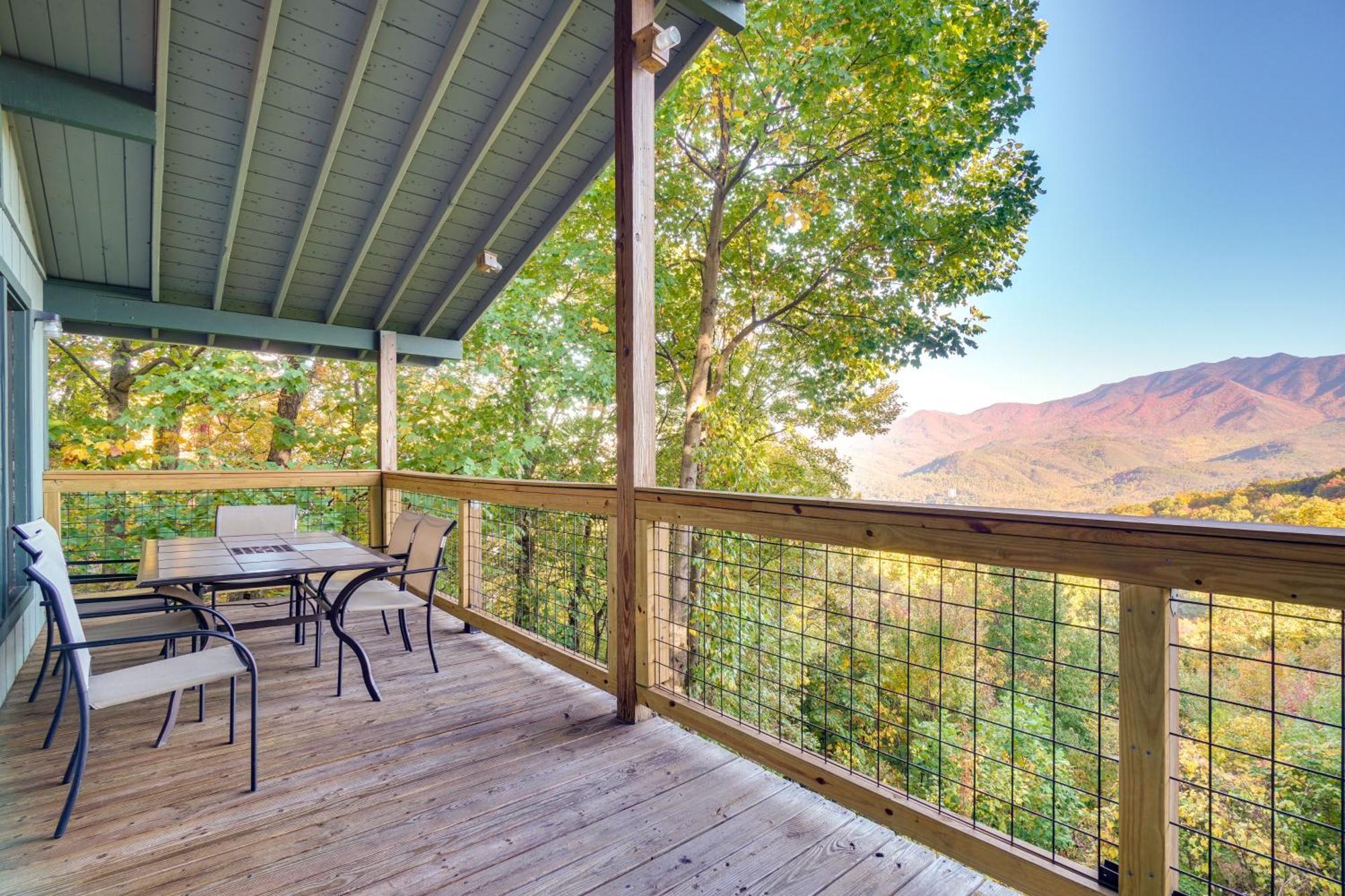 Cozy With Hot Tub And Mountain Views! Holiday home Gatlinburg