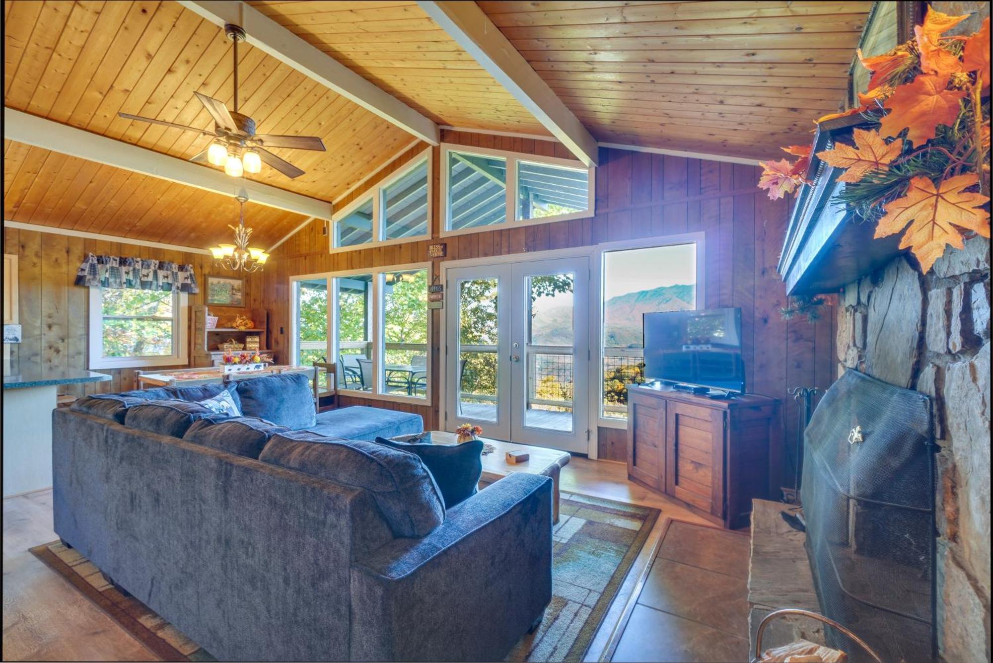 Cozy With Hot Tub And Mountain Views! Gatlinburg