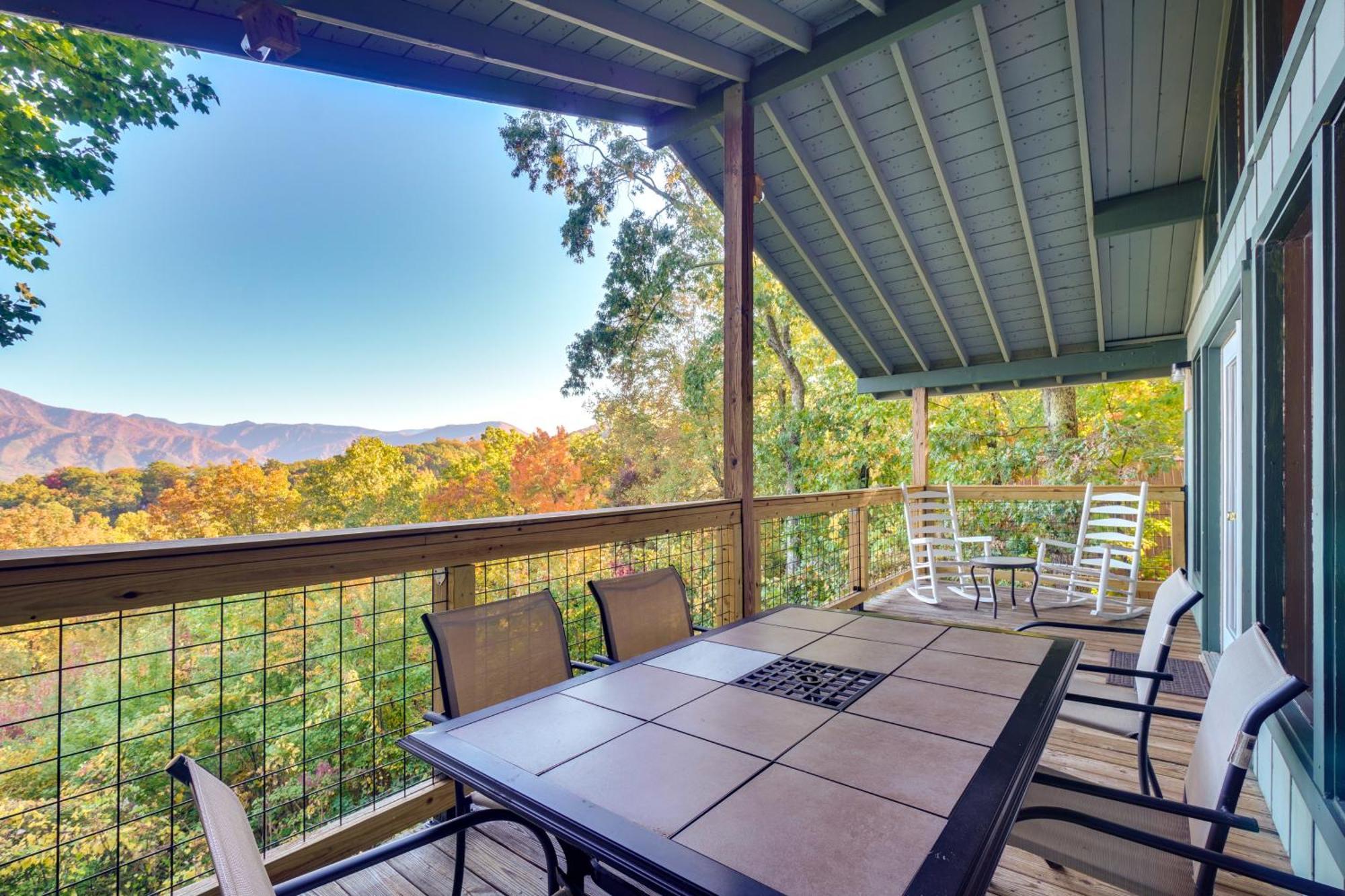 Cozy With Hot Tub And Mountain Views! Holiday home Gatlinburg