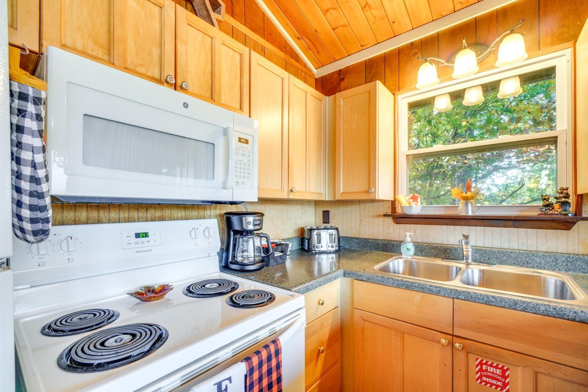 Cozy With Hot Tub And Mountain Views! * Gatlinburg