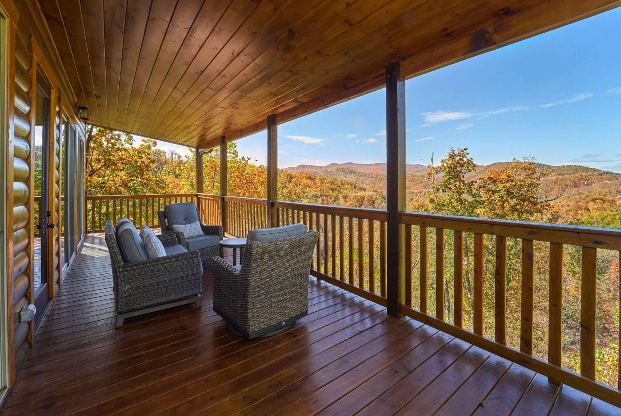 Mountain View, Indoor Pool, Luxury Cabin, Bears