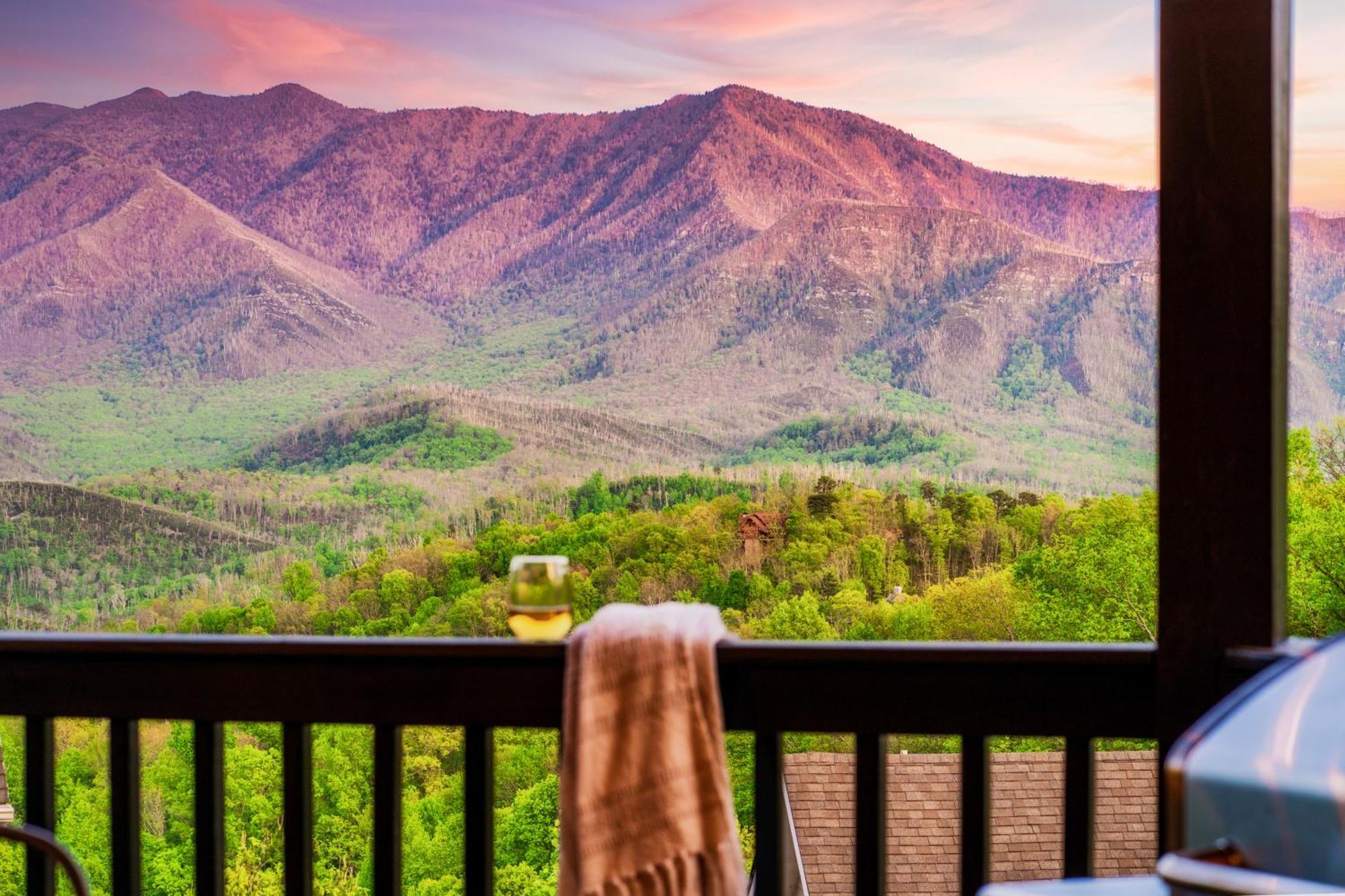 Holiday home Eagle View 3br 3ba - Retreat - Scenic Mountain Views, Hot Tub, Game Room, Firepit, Foliage - Sleep 8 Gatlinburg