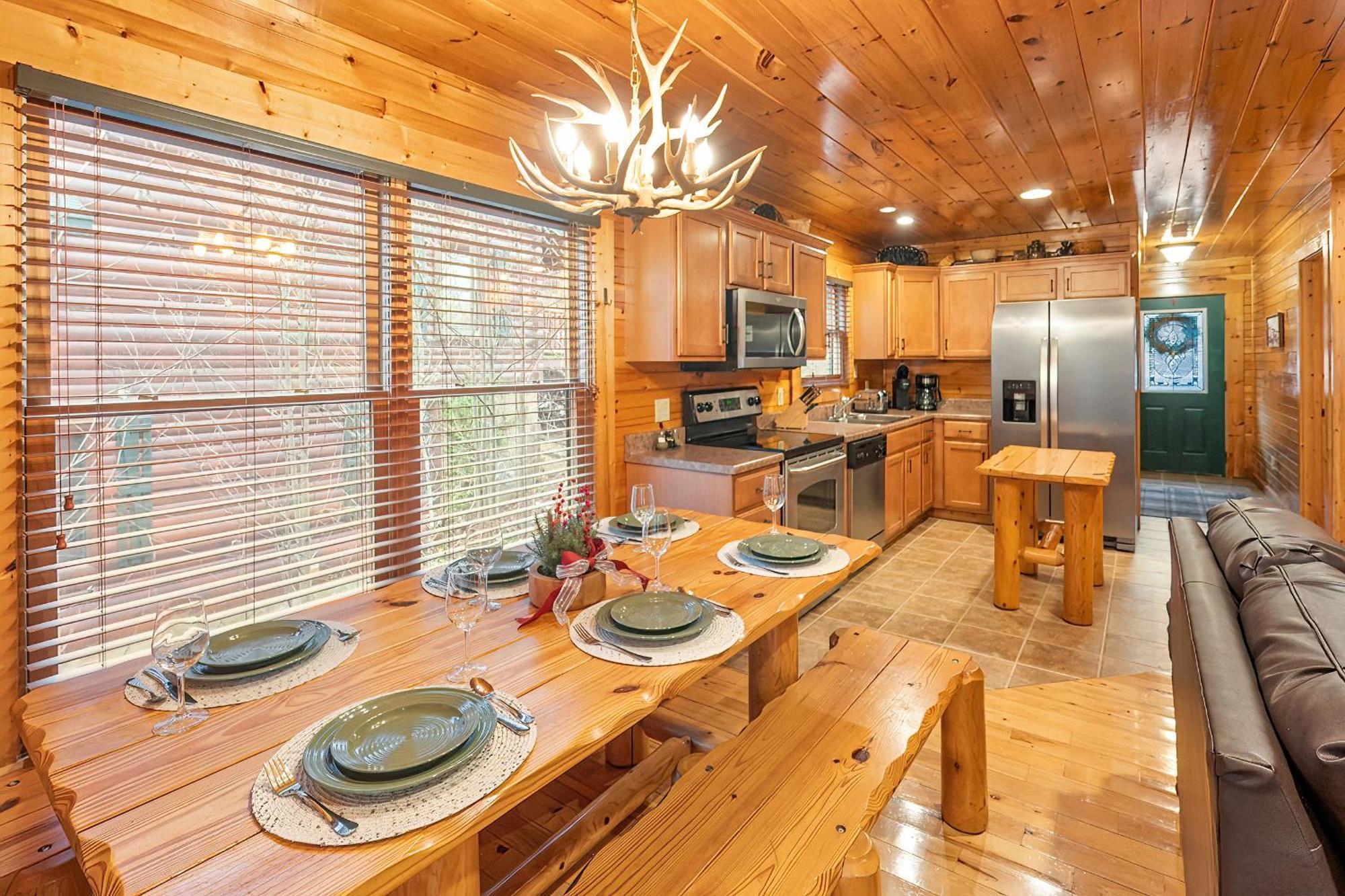 Bear Path - Hottub, Pool Table, Arcade Machine, Fireplace - Minutes To Downtown Holiday home