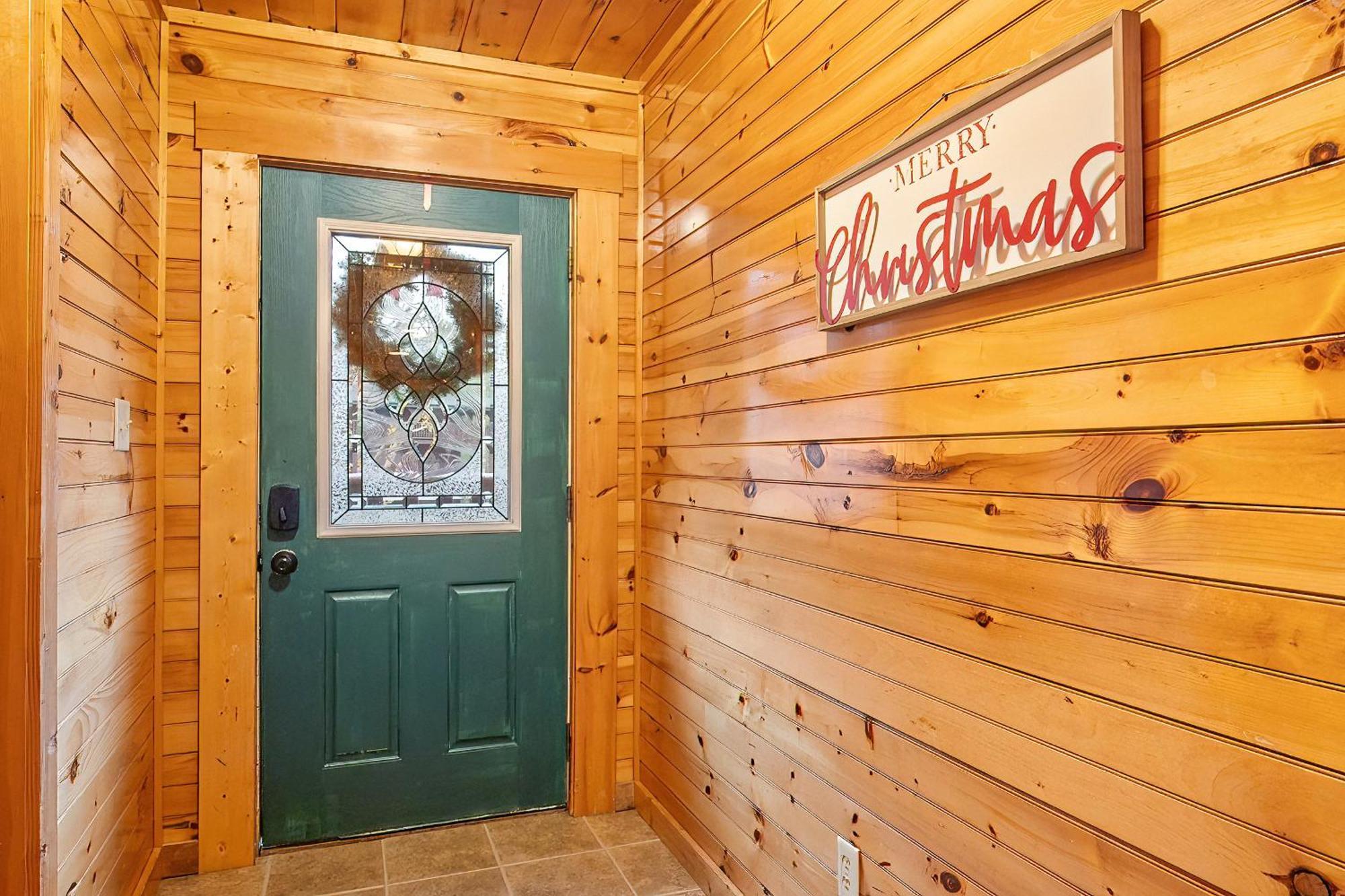 Bear Path - Hottub, Pool Table, Arcade Machine, Fireplace - Minutes To Downtown Holiday home