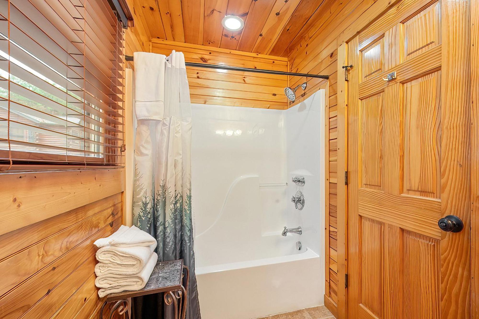 Bear Path - Hottub, Pool Table, Arcade Machine, Fireplace - Minutes To Downtown *