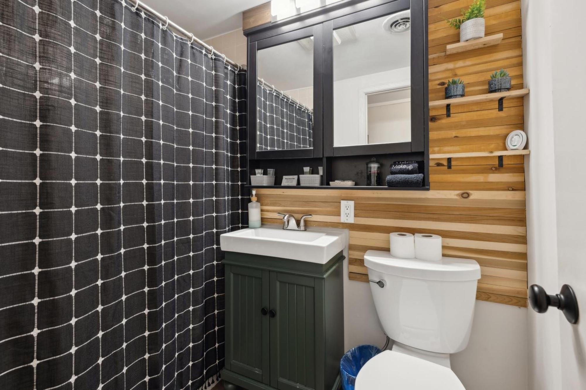 Fully Renovated 3-bedroom Home, Walk To Ober Mountain & Just Minutes From Holiday home *