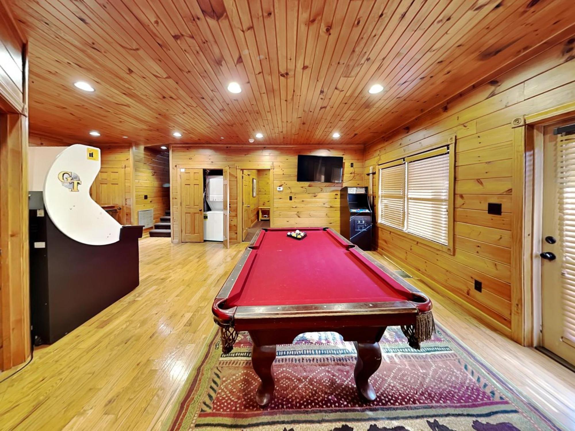 The Great Escape Ii, 5 Bedrooms, Sleeps 17, Game Room, Pool Access, Theater Holiday home Gatlinburg