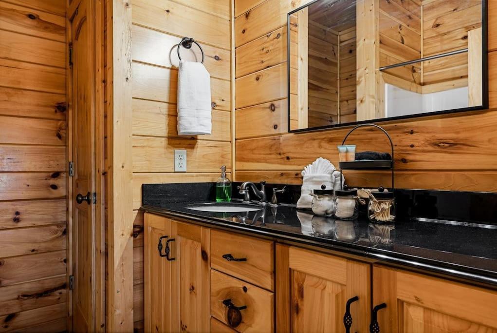 Chalet Cherokee - W - Mtnviews- April Deals-hottub-fire Pit-gamerm