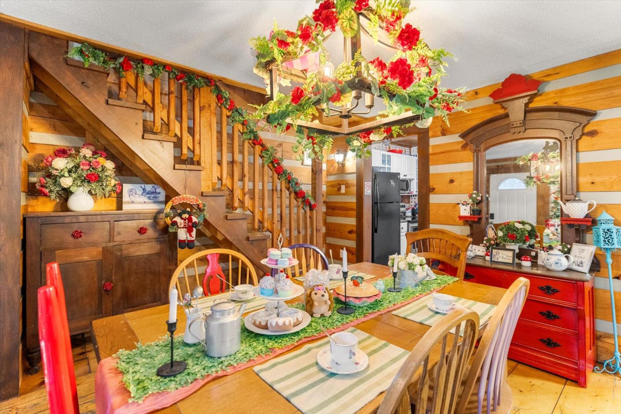 Downtown Getaway Bbq, Hot Tub & Fun Games! Holiday home *