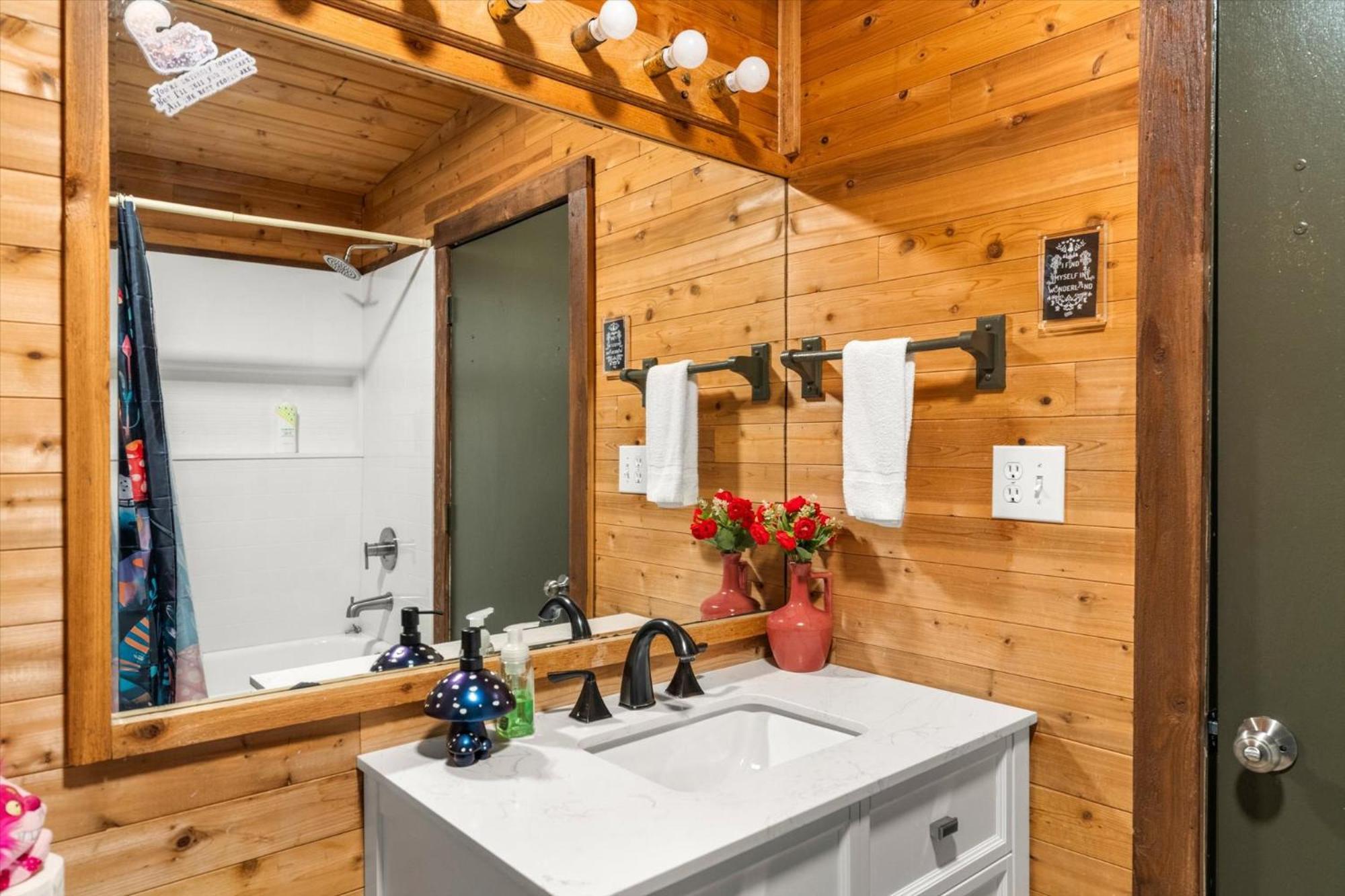 Downtown Getaway Bbq, Hot Tub & Fun Games! Holiday home *