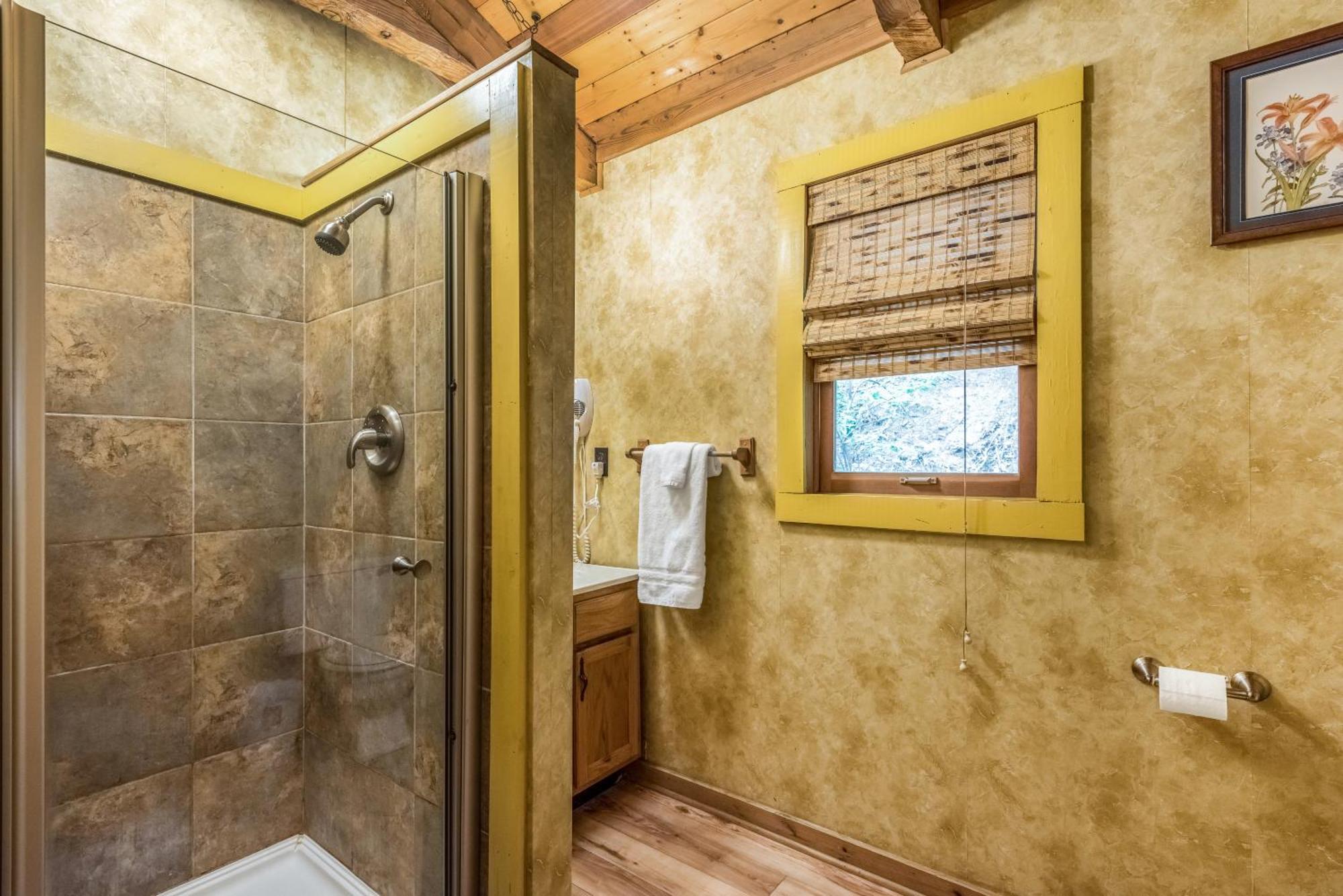Authentic Log With Hot Tub, Fireplace, Fire Pit And Billiards ! *